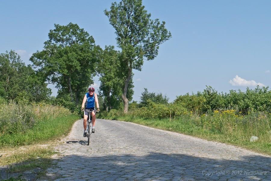 Piotrek tez nie jset szczególnie zachwycony rodzajem nawierzchni