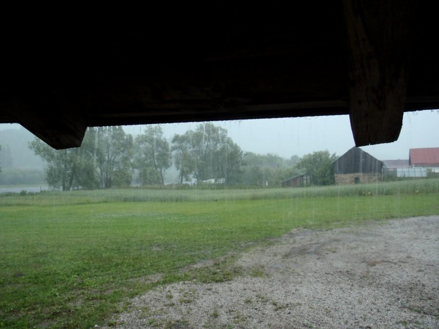 Ulewę przeczekałam pod dachem