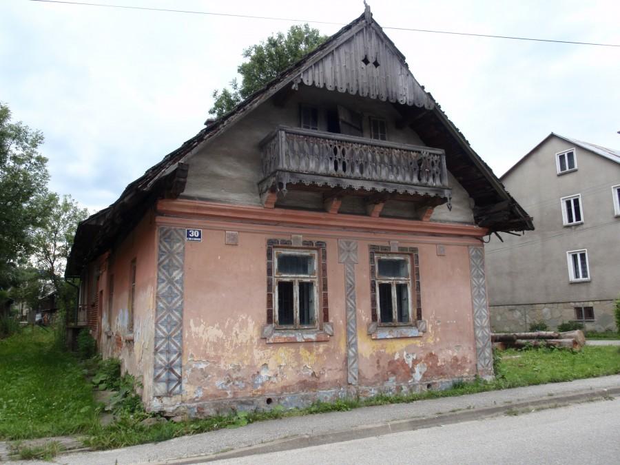 Frydman, ciekawie zdobiona chata