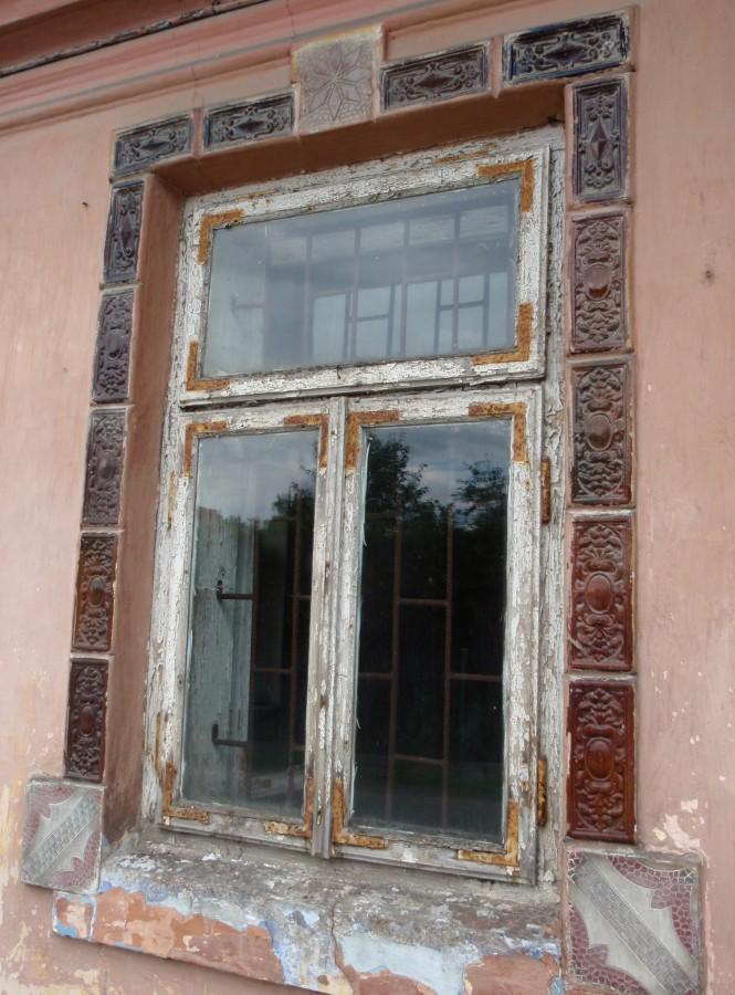 Okno obramowane kaflami