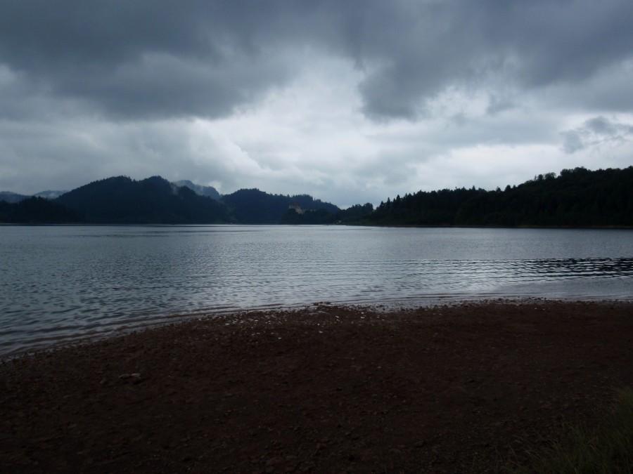 Pochmurnniebo nad Jeziorem Czorsztyńskim