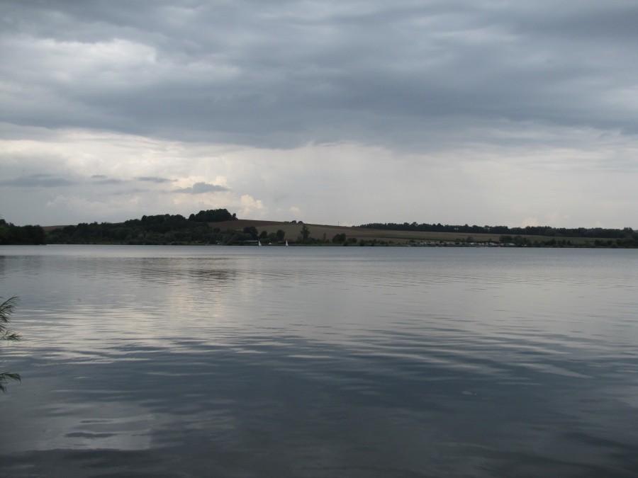 Jezioro Hlucinskie, chmury coraz czarniejsze