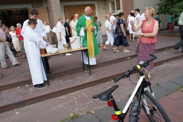 za późno sięgnęłam za aparat, już po święceniu Bociana ;)