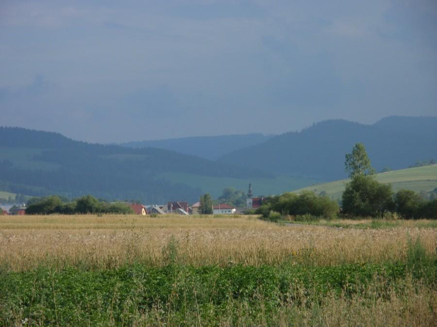 Kacwin, w tle chmury zakrywające Tatry.