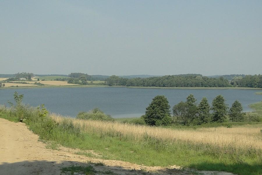 Widok na maleńkie jezioro Dejgunek