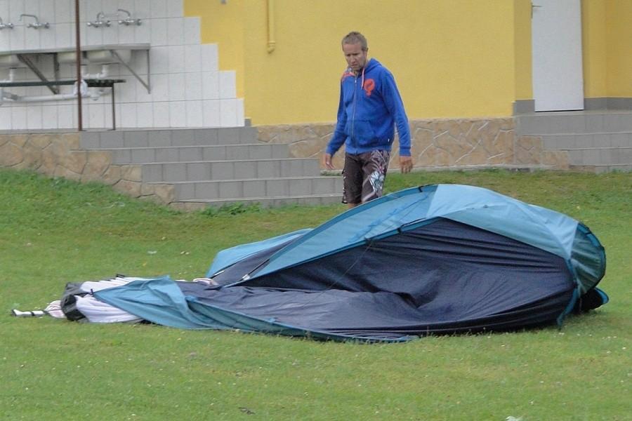 Ten namiot przefrunął ponad 300 metrów