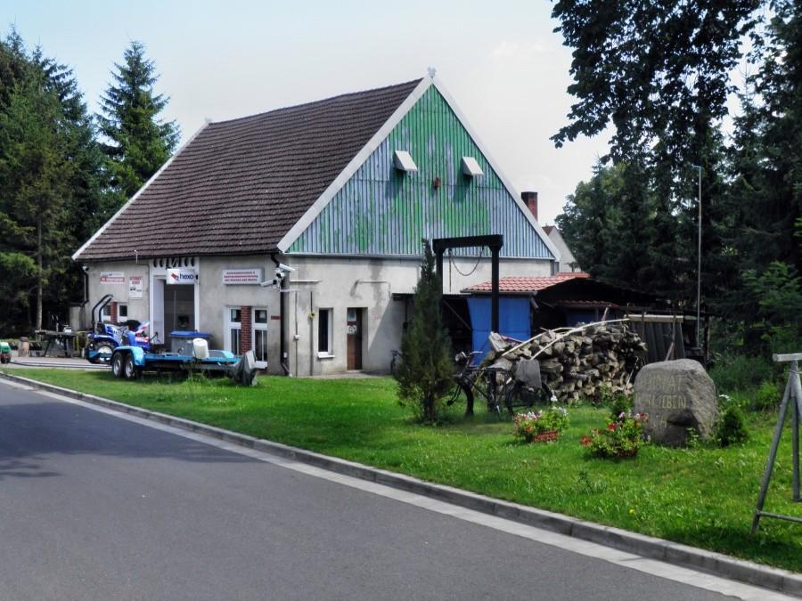 W drodze do Gartz - dom w Meschrin z oryginalnym otoczeniem.