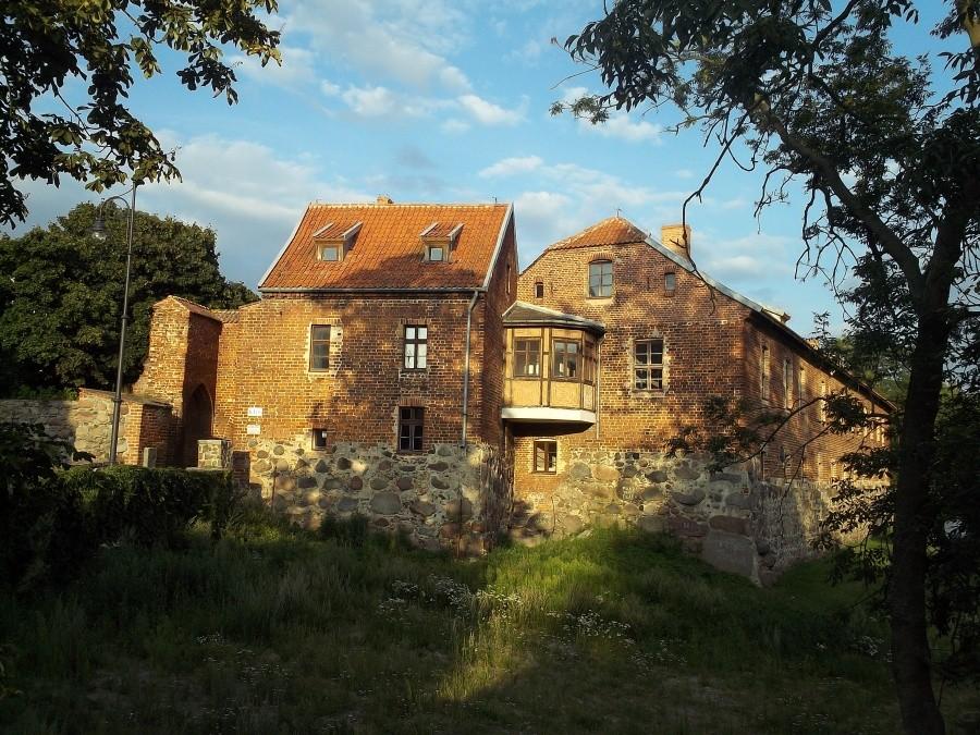 Zamek w Sztumie w świetle zachodzącego słońca
