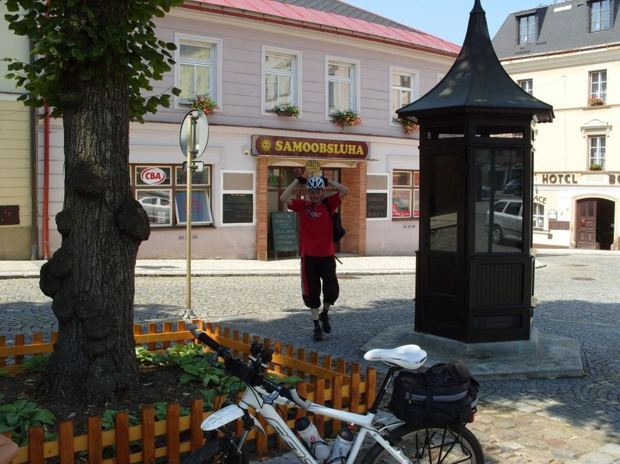 Ryjek ucieka ze sklepu a w rękach pełno lodów, chyba za nie zapłacił ;)).