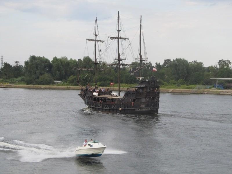 Piraci ływają, a młodzież lata