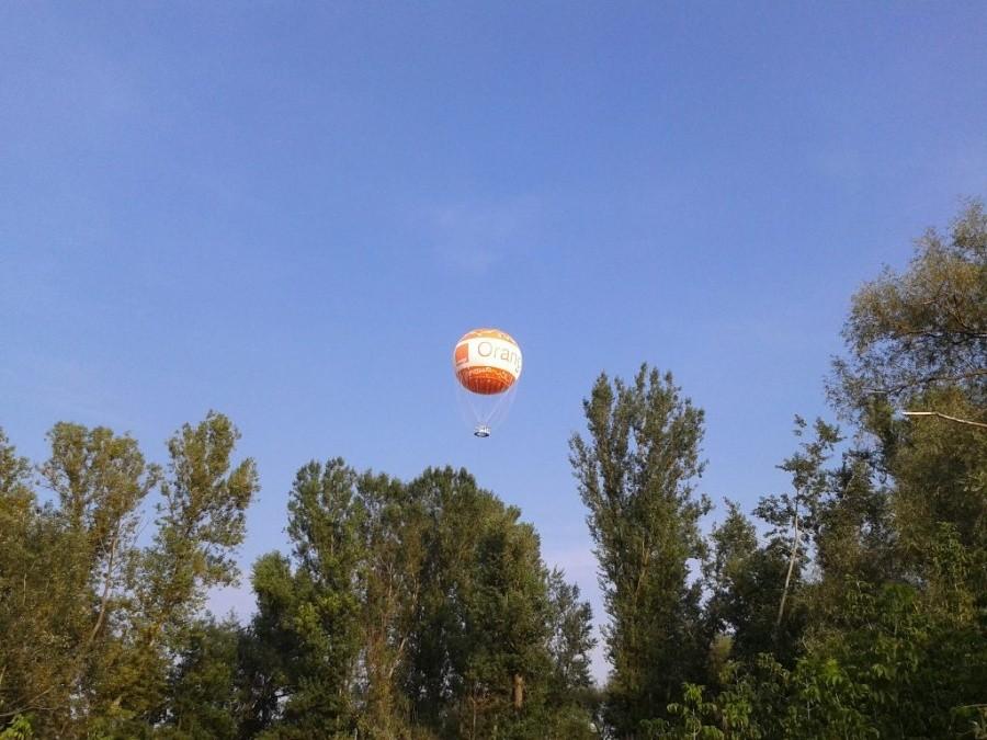 Droga nad Wisłą i balon Orange