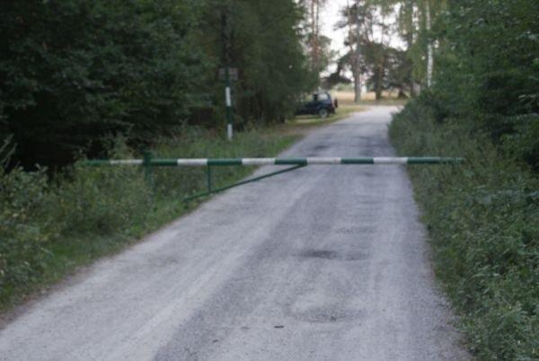 bezczelnie zamknęłam szlaban, dziury które widać na fotce, "wytworzone" są przez bezczelnych kierowców blachosmrodów, a przecież tu jest zakaz poruszania się autami