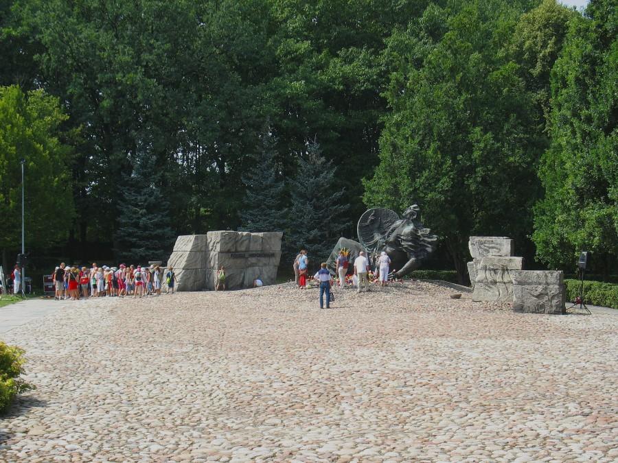 Pomnik Polegli Niepokonani na Cmentarzu Powstańców Warszawy