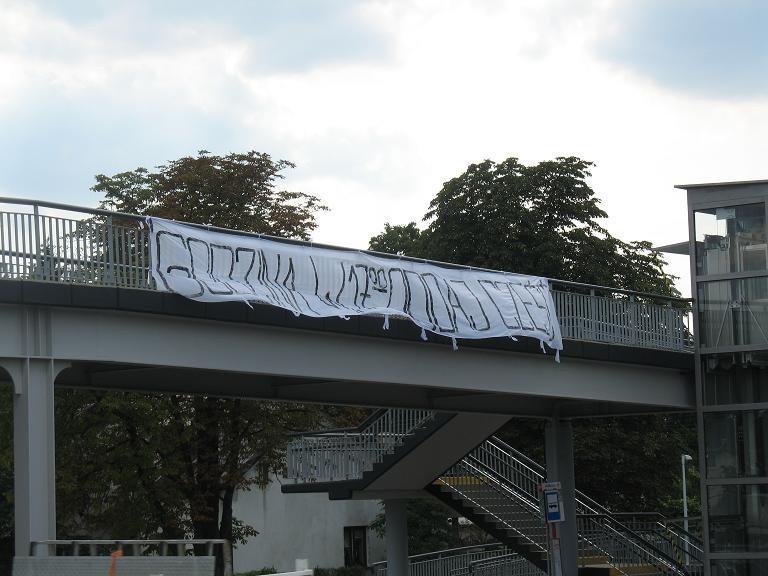 Pierwsze napisy spotykamy na kładce nad Puławską