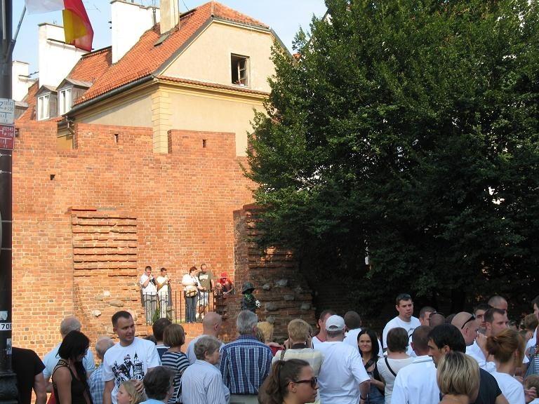 ludzie zebrani pod pomnikiem małego powstańca