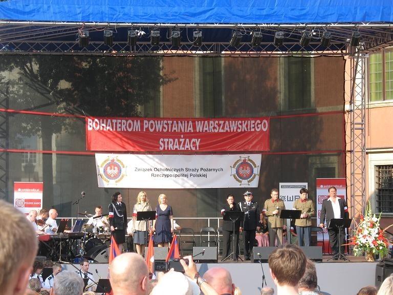 występ strażaków na scenie przy zamku królewskim