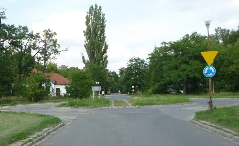 Rondo z przejezdną wyspą centralną :)