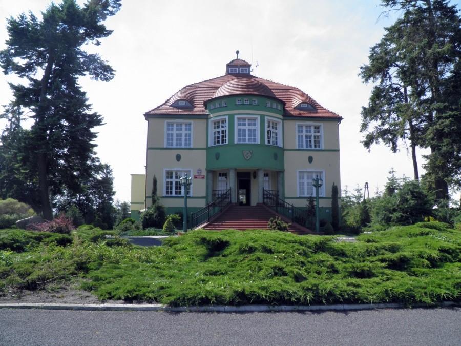 Zalesie - w tym pałacu mieszczą się biura Nadleśnictwa Trzebież.