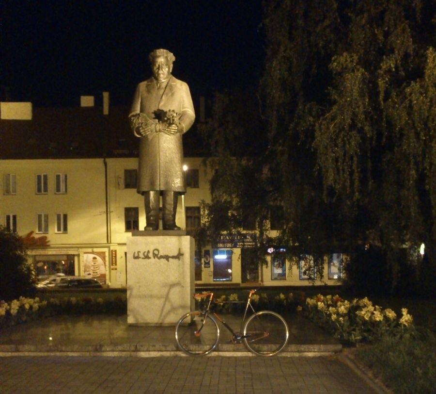 Plac Reymonta wieczorem