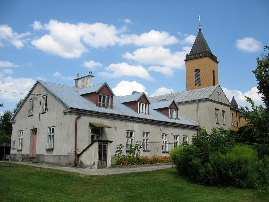 Chylice - kościół i dom ss urszulanek
