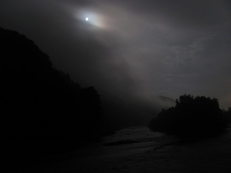 Księżyc, mgły, góry i Dunajec