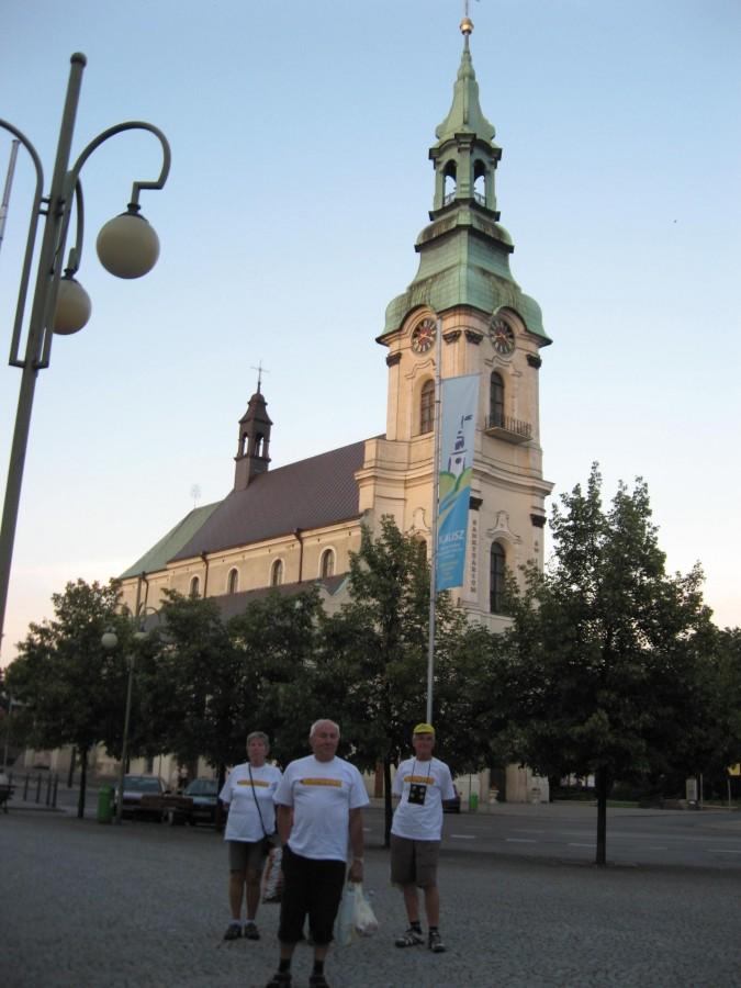 Na tle sanktuarium Św. Józefa w Kaliszu