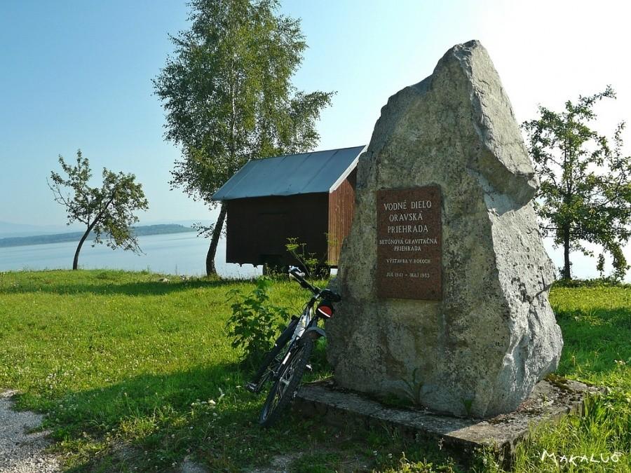 Pamiątkowy kamień przy Oravskej Priehradie