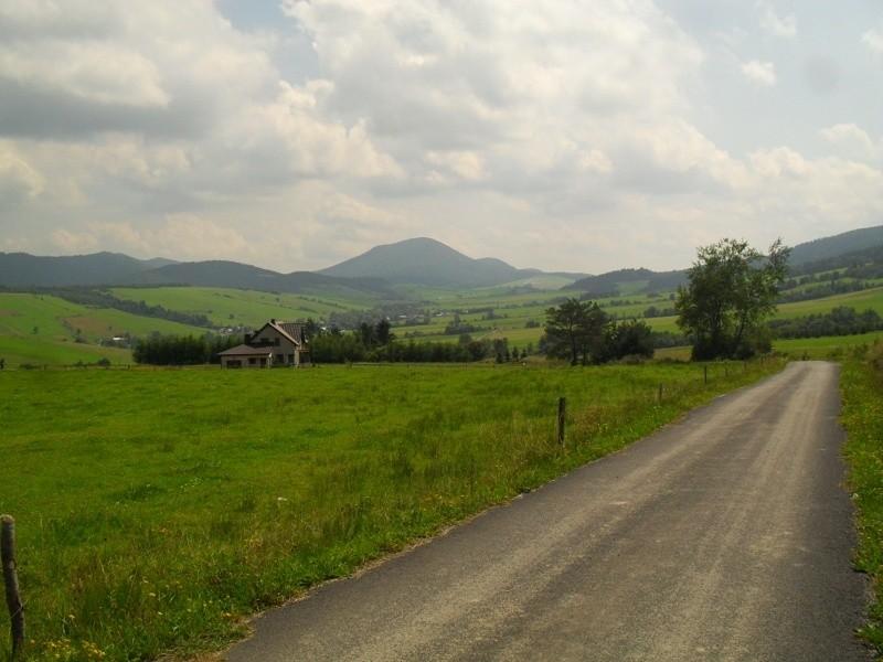 Widoki w stronę Izb, najwieksza góra to chyba Lackowa przez którą przechodzi granica PL/SK