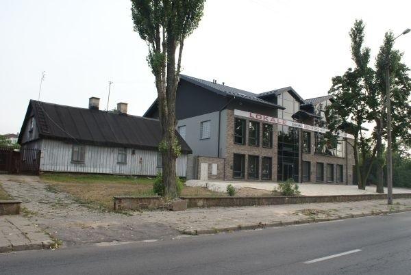 w Tomaszowie na jednej z ulic stoją obok siebie: stary i nowy - niezbyt ładnie to wygląda..