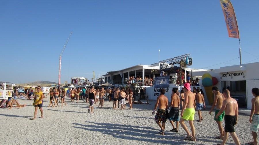 Plaża Zrce kolo Novalji - impreza od rana do wieczora