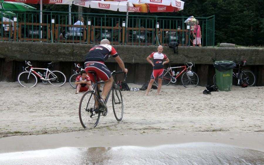 Klosiu nawet sobie pojeżdził szosówką po plaży :)