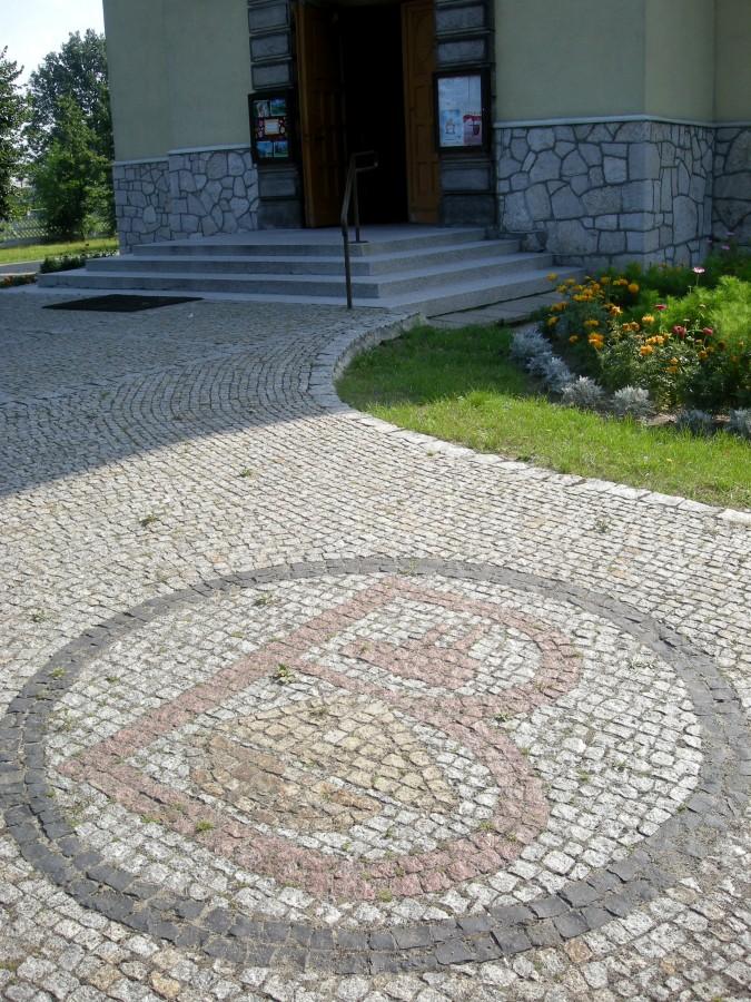 Herb Blachowni przed kościołem.