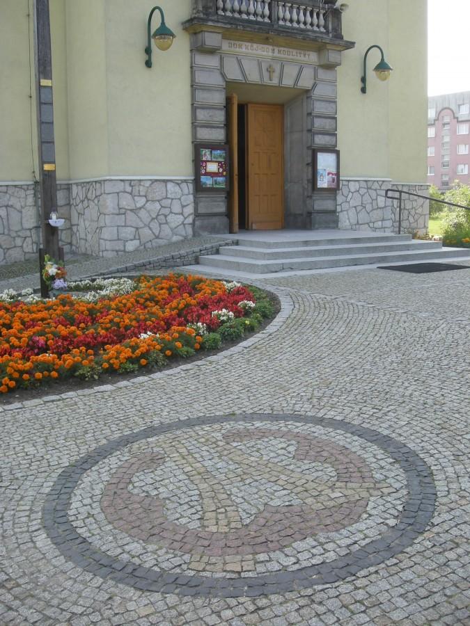 Mozaika z kamienia przed kościołem w Blachowni