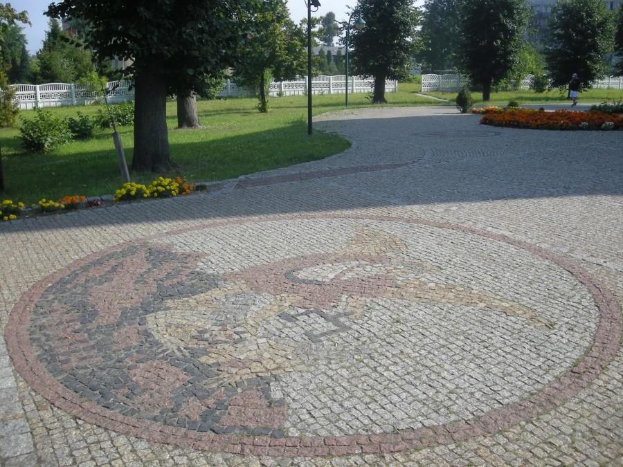 Mozaika przed kościołem pw. św. Michała Archanioła w Blachowni