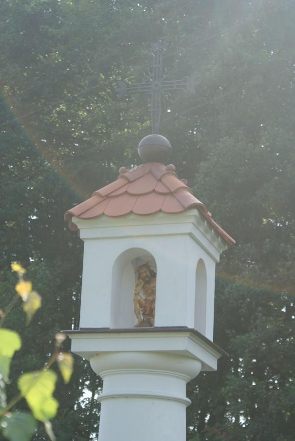 kapliczka z Chrystusem Frasobliwym w Podkonicach