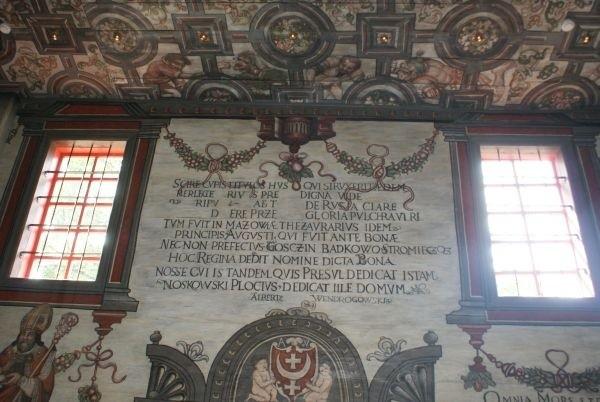 oraz alegoriami siedmiu grzechów głównych (na stropach naw)