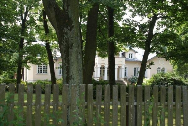 oryginalny, drewniany dwór został wzniesiony w XIX w, obecny to murowana replika.