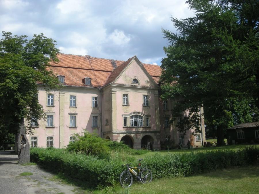 Klasycystyczny pałac w Wędzinie.