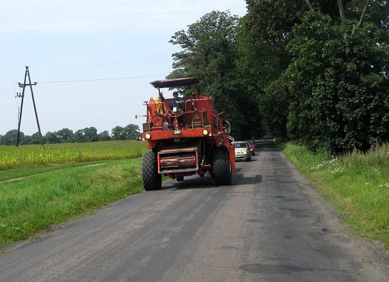 Kombajn na drodze Wierzonka - Mielno