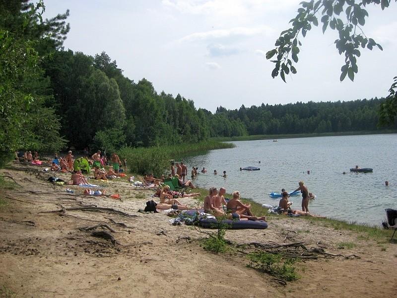Okoniec - plażowicze nad Jeziorem Miejskim