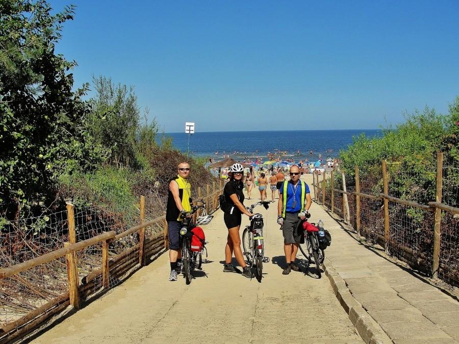 Wejście na plażę w Jantarze.