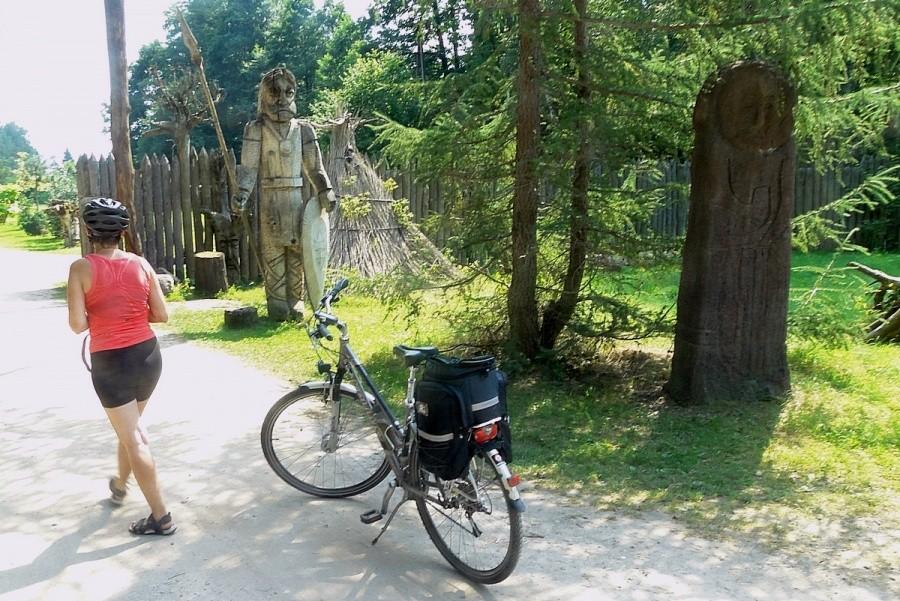 Ela idzie z nimi pogadać czy nas wpuszczą, nie ma sprawy dycha od łba i można wchodzić:)
