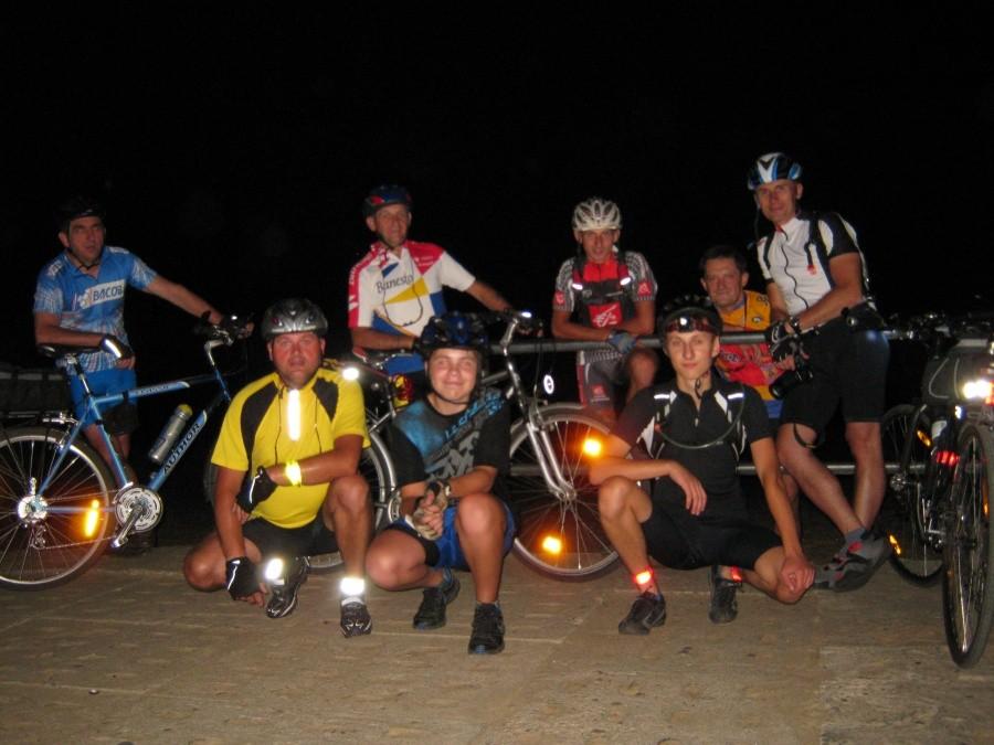 Grupą na gdańskiej plaży nocą