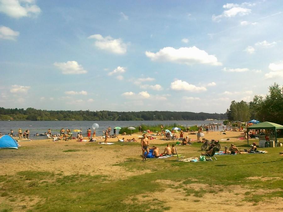 Plaża w Wieliszewie . Za dwie godziny będzie całkowity brak miejsca.
