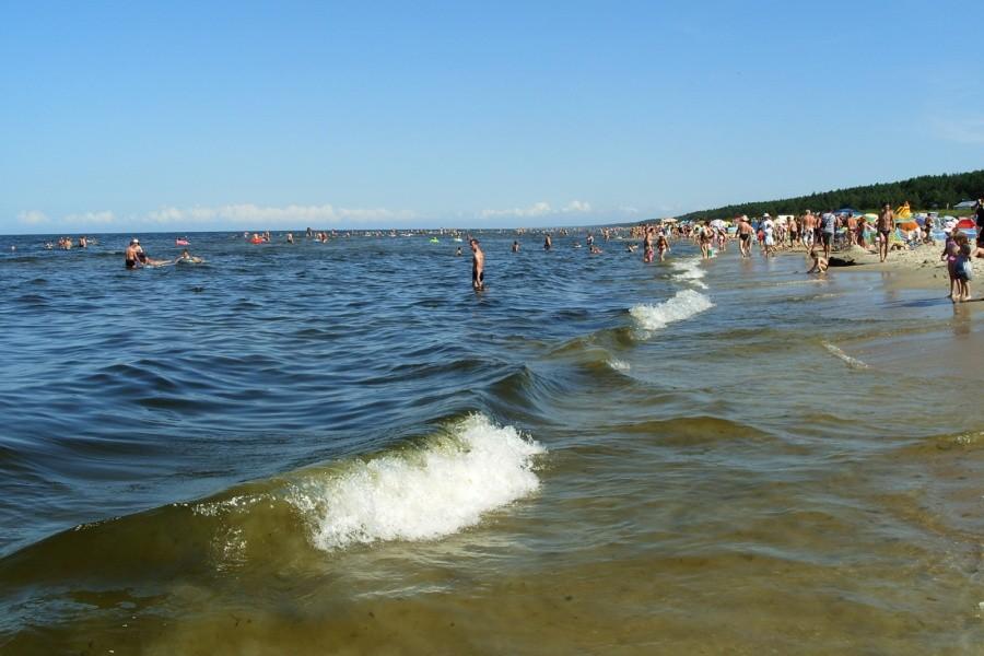 Turyści na plaży w Jantarze
