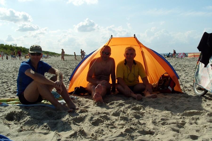 Rowerzyści w namiociku plażowym……