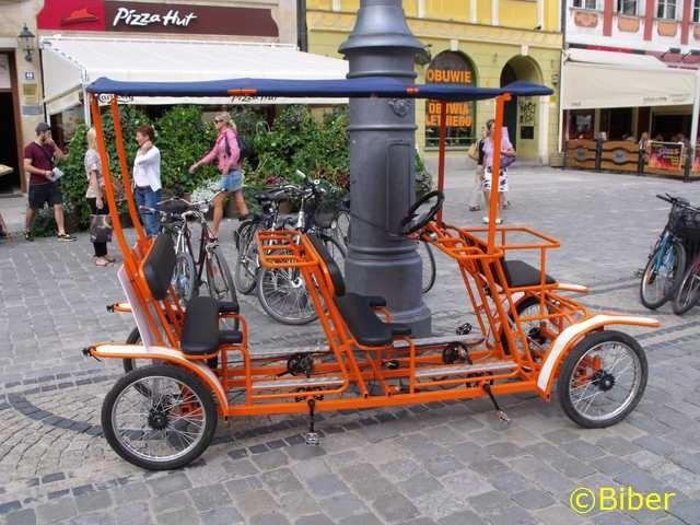 Przyjaciele mogą razem pojeździć rowerkiem, a co!