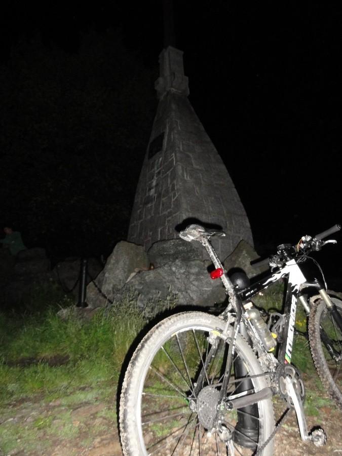 nocą na szczycie ślęży