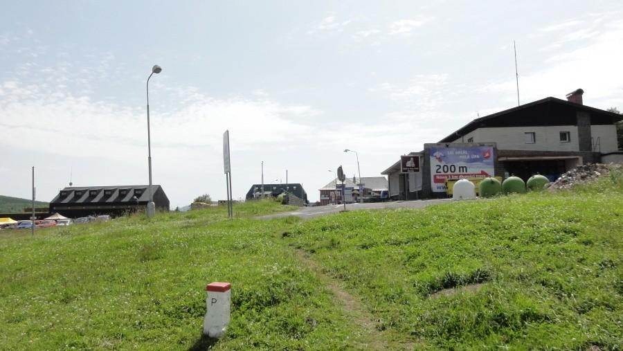 na przełęczy okraj