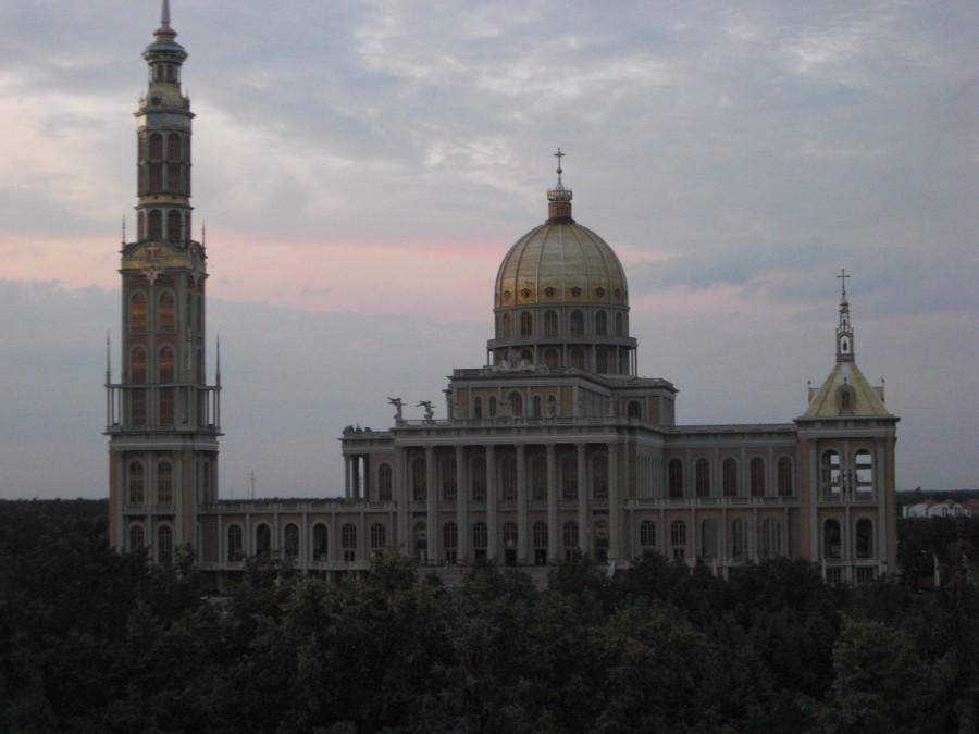 Licheń: Bazylika o zmroku, widok z Golgoty